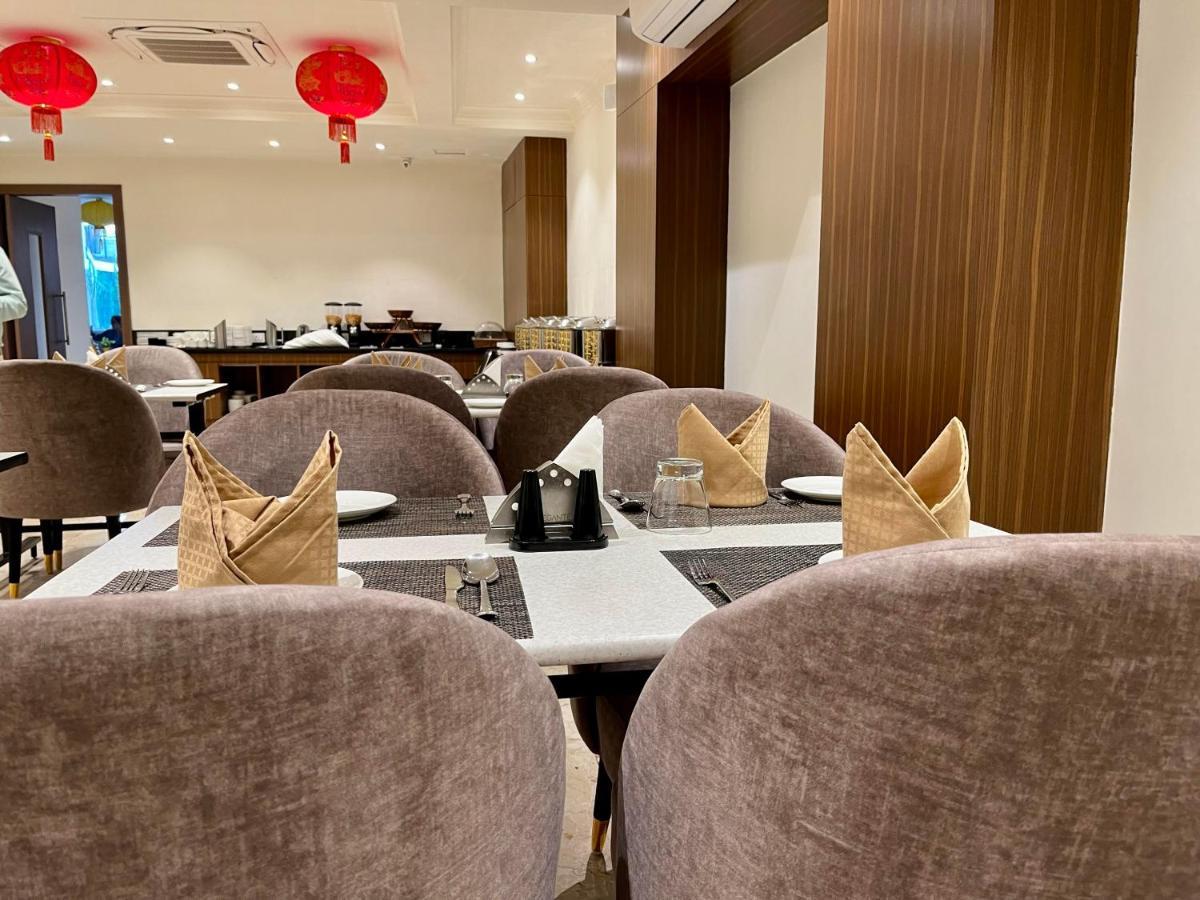 Hotel The Royal Vista 바라나시 외부 사진